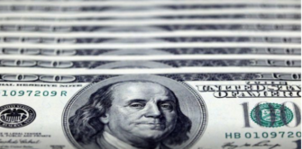 Доллар укрепляется на фоне глобальных разногласий в монетарной политике