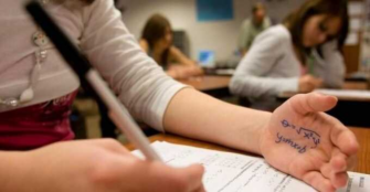 Мошенники вымогают деньги у выпускников за мнимое списывание на ЕГЭ