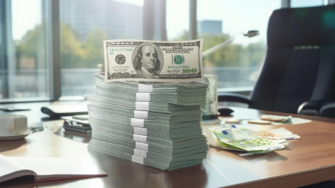 Рубль продолжает падать: валютные курсы на 2 июля 2024 года