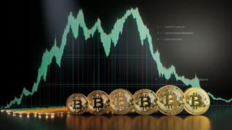 Взлет биткойна: что заставляет криптовалюту колебаться?