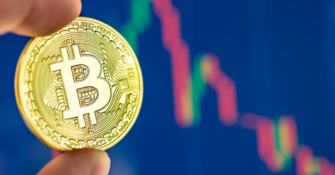 Биткойн преодолел отметку в $62 000: причины и перспективы роста