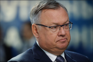 Глава ВТБ прогнозирует снижение рубля и называет его переоцененным