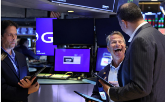 ФРС сигнализирует о возможном смягчении политики, толкая индексы S&P 500 и Dow Jones к новым максимумам