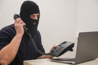 Кибермошенники начали шантажировать россиян с помощью дипфейков