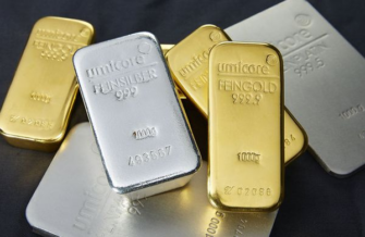 Золото теряет в цене на 1,7% из-за роста инфляции и ожиданий устойчивых ставок ФРС США