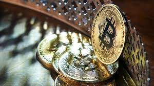 Биткоин откатился после достижения рекордного максимума: причины и последствия