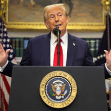 Президент Дональд Трамп объявил о масштабной инициативе, нацеленной на превращение США в мирового лидера в области искусственного интеллекта (ИИ). На пресс-конференции, состоявшейся 21 января, он раскрыл планы привлечения $500 миллиардов инвестиций из частного сектора. Эти средства будут направлены на создание и развитие инфраструктуры ИИ, а также на разработку ключевых технологий, способных изменить глобальную экономику.