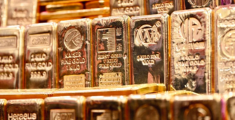 Золото на пути к новому тестированию рекордов: влияние политики ФРС и мировых факторов