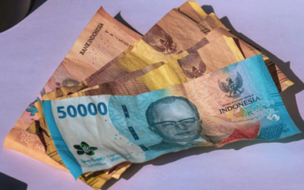 Индонезийская рупия упала до рекордного минимума: причины и последствия