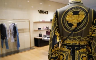 Акции Capri Holdings обрушились после продажи Versace модному дому Prada: что стоит за сделкой и что это значит для рынка моды