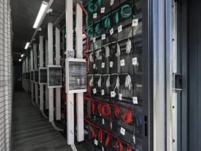 В Макеевке обнаружена и закрыта крупная подпольная майнинговая ферма с использованием передовых технологий охлаждения