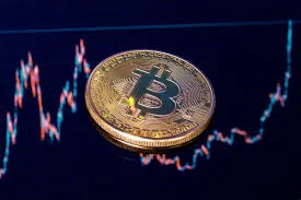 Курс биткоина снизился до $107,8 тысяч на фоне торговой неопределённости и ожиданий по ставкам ФРС