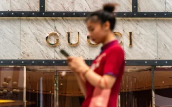 Акции Kering резко выросли после назначения главой компании бывшего CEO Renault Луки де Мео