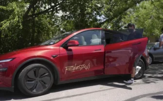 Tesla запускает роботакси: акции взлетают, а рынок делится на оптимистов и скептиков