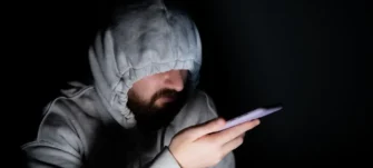 Мошенники под видом военкомата: новая схема обмана с кодами из СМС