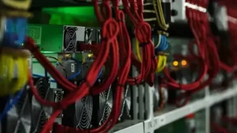 В Иркутской области задержали банду, обчистившую склад с майнинг-оборудованием на миллионы рублей