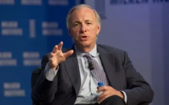 Рэй Далио советует инвесторам вкладывать 15% портфеля в золото на фоне экономической неопределенности